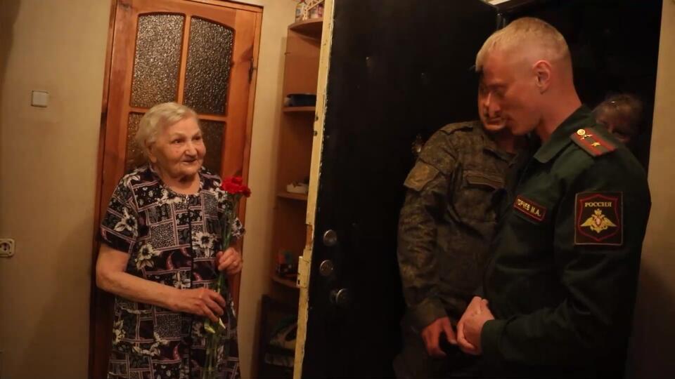 Военные ВС России поздравили мариупольских ветеранов ВОВ с Днем Победы