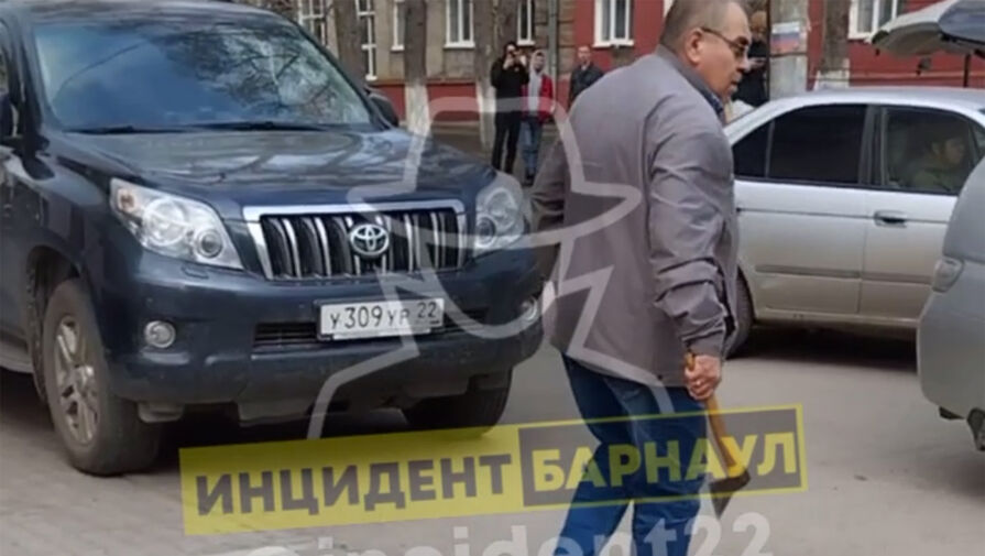 Вас давить надо: в Барнауле таксист пригрозил топором юноше на электросамокате