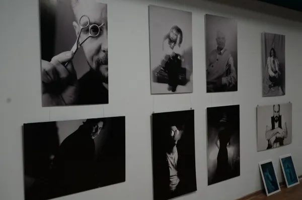 Взгляд на себя со стороны: в областной научной библиотеке открылась фотовыставка Аллы Кучерявой