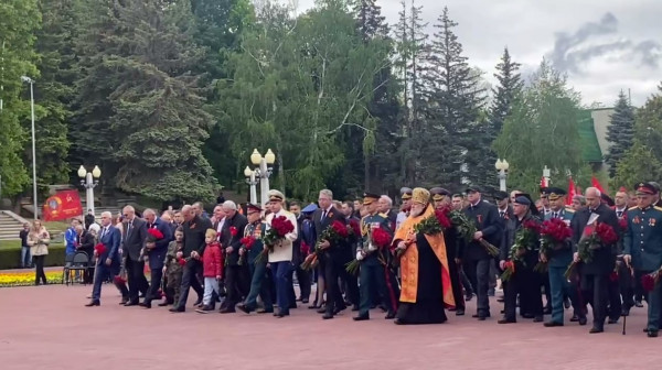 День Победы в Ставрополе начали с возложения цветов к Вечному огню