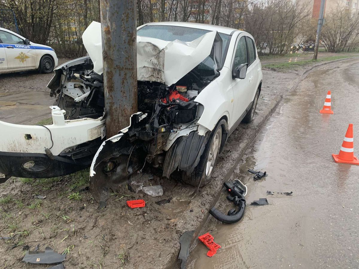Водитель Ниссана врезался в столб на улице Баранова в Ижевске